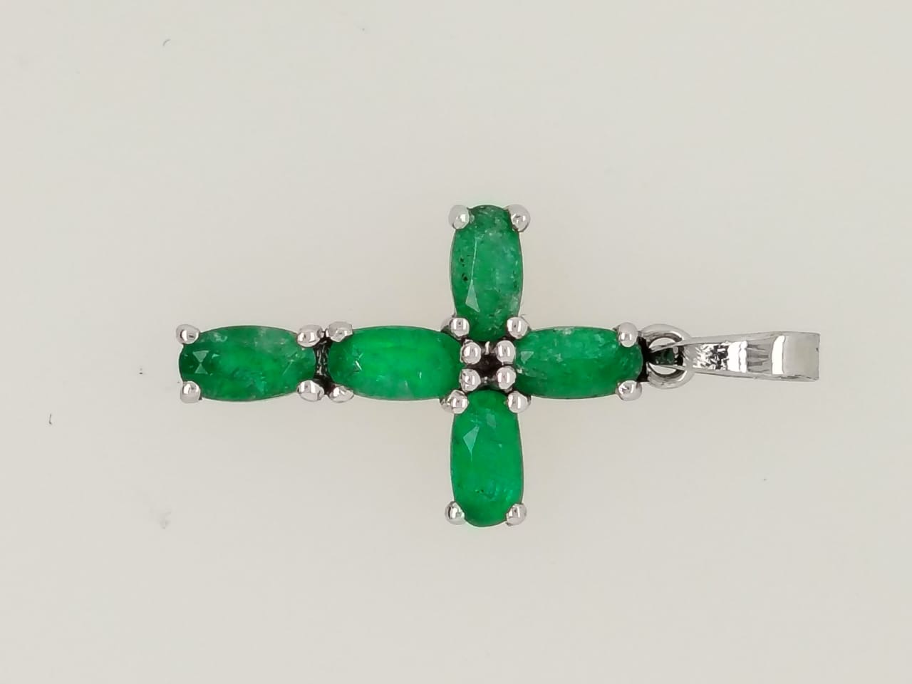 Cruz con esmeraldas, Joyería Río