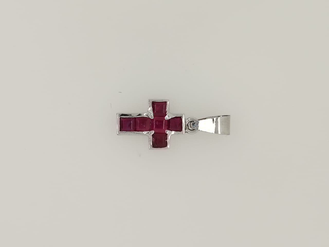 Cruz con rubíes, Joyería Río