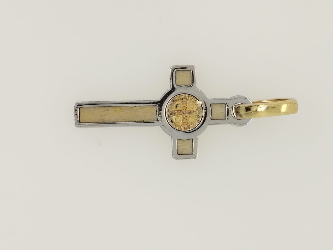 Cruz con medalla de San Benito en oro dos tonos, Joyería Río