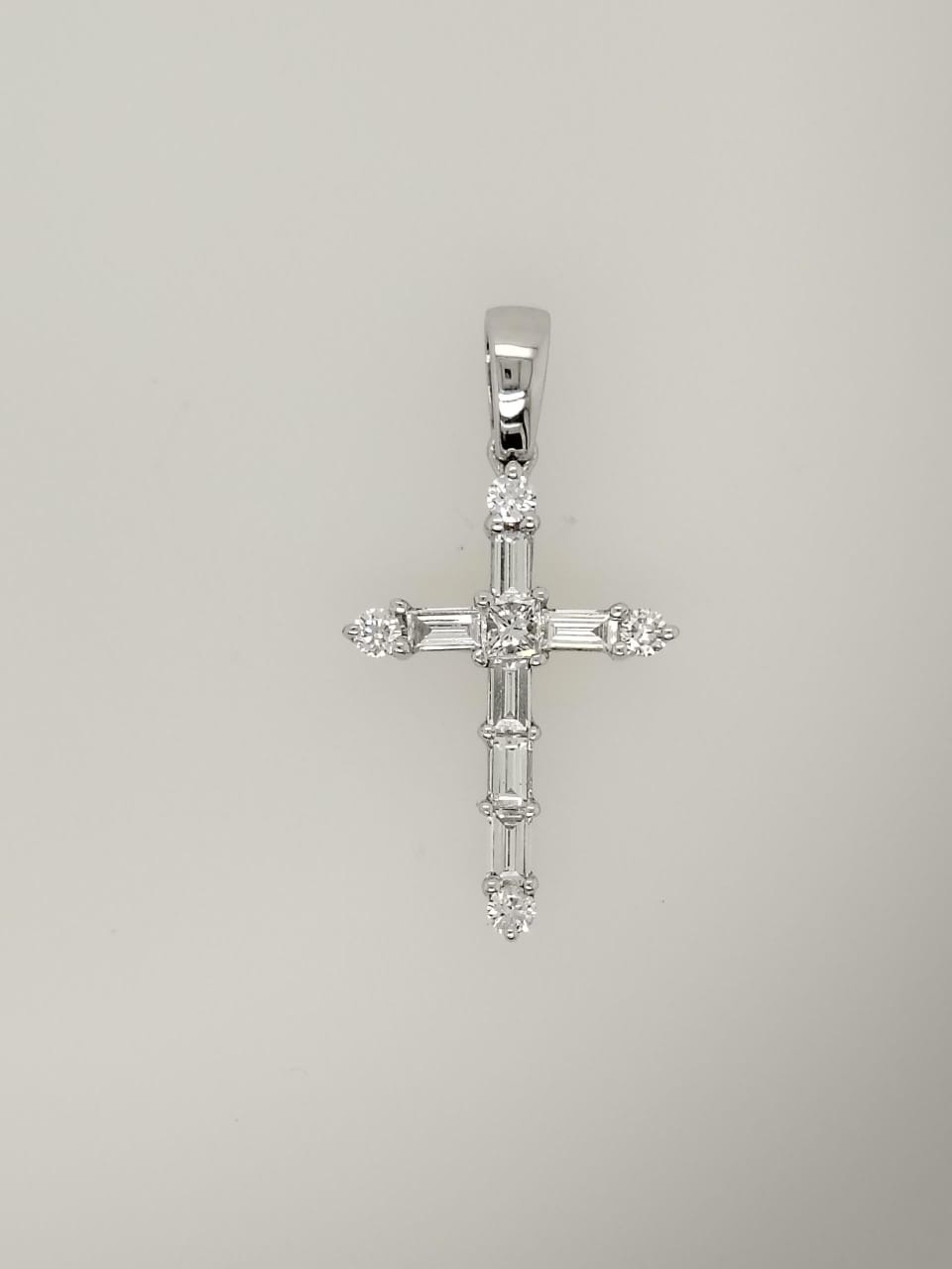 Cruz en oro blanco con diamantes, Joyería Río