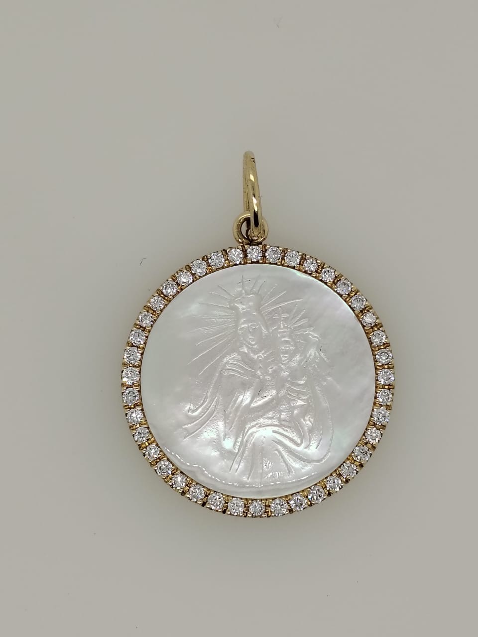 Medalla de la Virgen en nácar con diamantes, Joyería Río