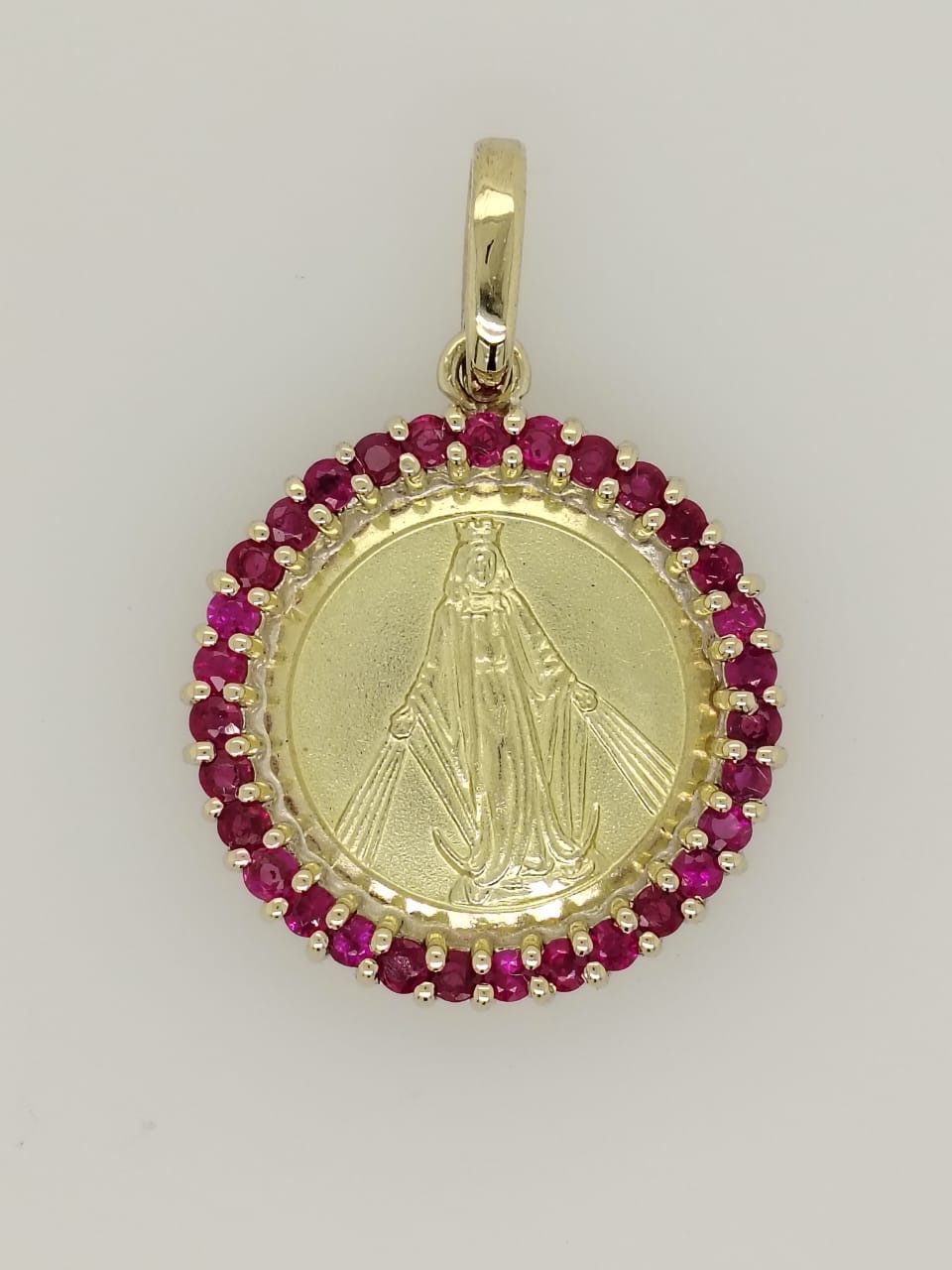 Medalla de la Virgen con rubíes, Joyería Río