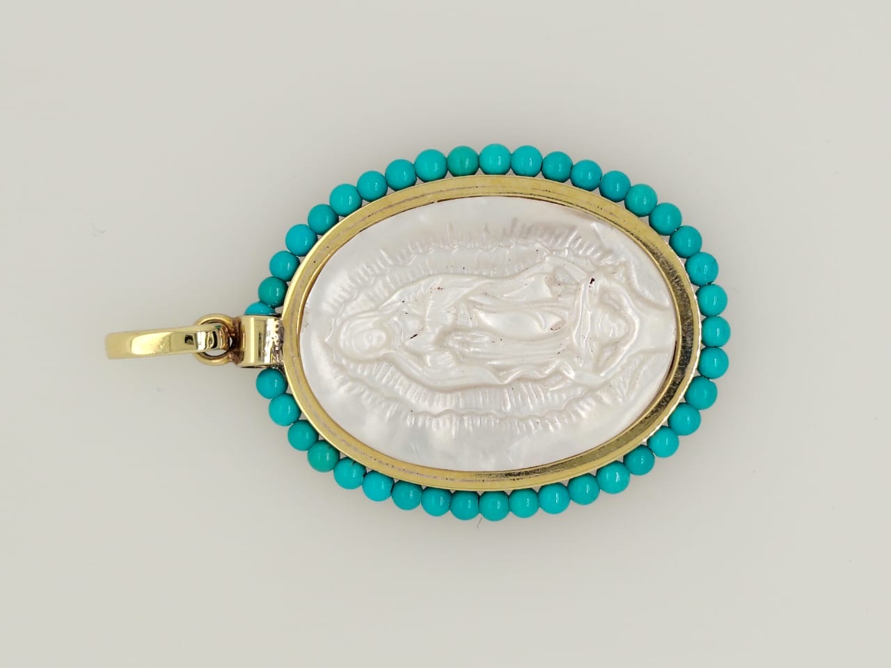 Medalla de la Virgen en nácar con turquesas, Joyería Río